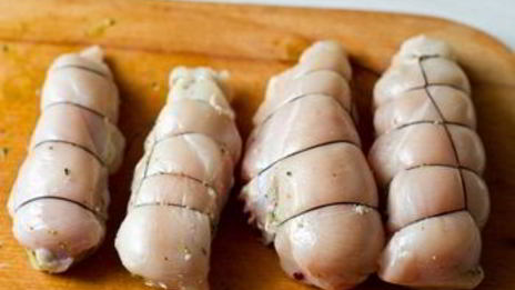 куриные рулетики с полентой и сливочным базиликовым соусом