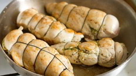 куриные рулетики с полентой и сливочным базиликовым соусом