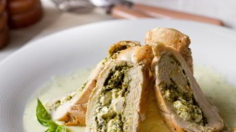 куриные рулетики с полентой и сливочным базиликовым соусом