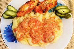 Куриные рулетики в томатно-сливочном соусе