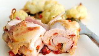 Куриные рулеты с жареными перцами, прошутто и моцареллой