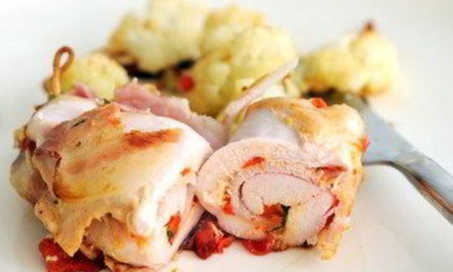 Рецепт куриных рулетов с жареными перцами, прошутто и моцареллой