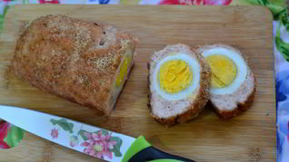 Мясной рулет из фарша с яйцом