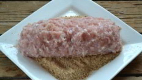 мясной рулет из фарша с яйцом