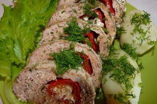 Мясной рулет с брынзой