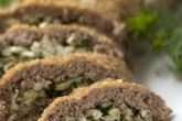 Мясной рулет с луком и яйцом
