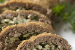 Мясной рулет с луком и яйцом