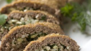 Мясной рулет с луком и яйцом