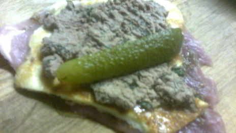 мясные рулетики с начинкой из омлета и печени