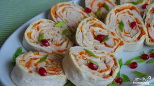 Рулет из лаваша, курицы и корейской моркови