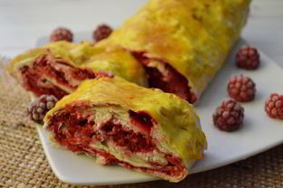 Рулет из лаваша с творогом и малиной