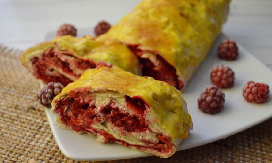 Рецепт рулета из лаваша с творогом и малиной