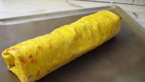 рулет из лаваша с творогом и малиной