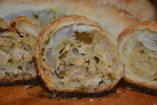 Рулет из слоеного теста с курицей