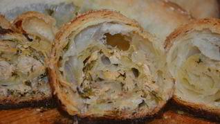 Рулет из слоеного теста с курицей