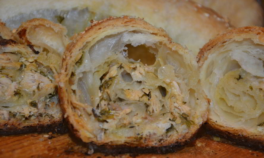 Рецепт рулета из слоеного теста с курицей