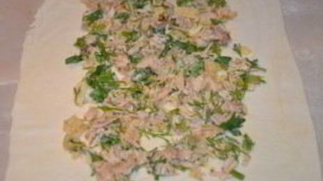 рулет из слоеного теста с курицей