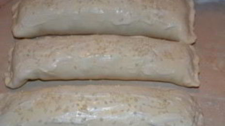 рулет из слоеного теста с курицей