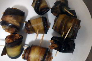 Рулетики из баклажанов с арахисовой пастой