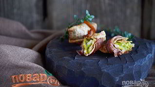Рулетики из бекона с авокадо