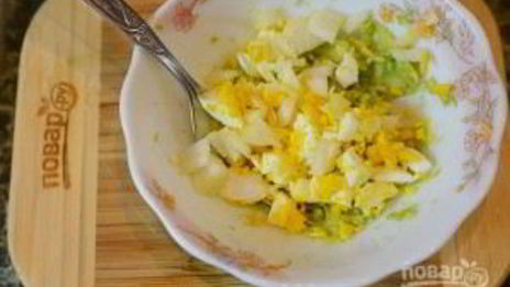 рулетики из бекона с авокадо