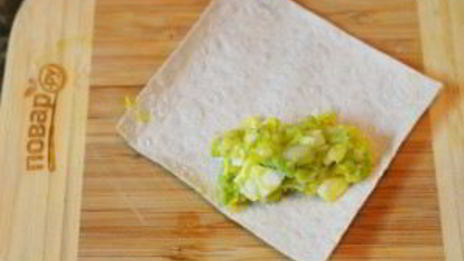 рулетики из бекона с авокадо