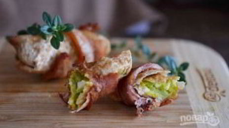 рулетики из бекона с авокадо