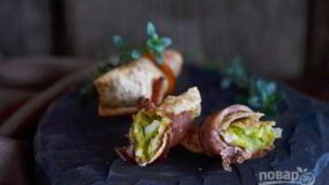 рулетики из бекона с авокадо