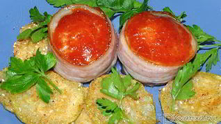 Рулетики из фарша в беконе