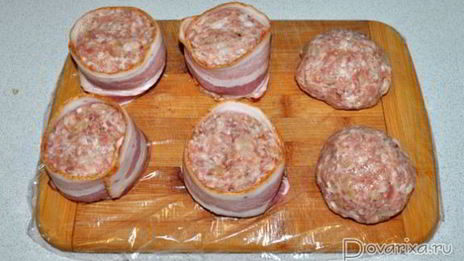 рулетики из фарша в беконе