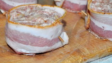 рулетики из фарша в беконе