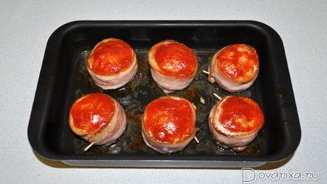 рулетики из фарша в беконе