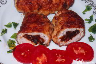 Рулетики из куриной грудки с черносливом