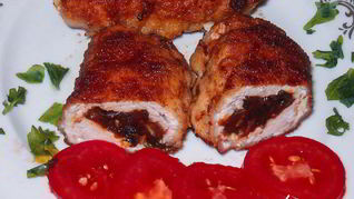 Рулетики из куриной грудки с черносливом