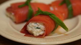 Рулетики из семги с творожно-огуречной начинкой