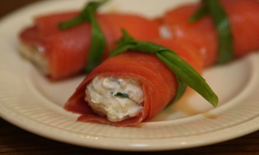 Рецепт рулетиков из семги с творожно-огуречной начинкой