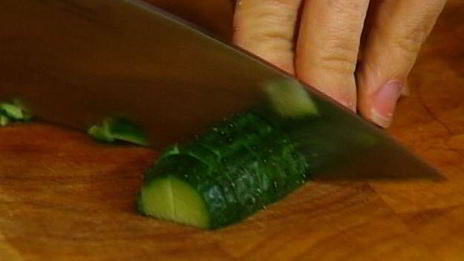 рулетики из семги с творожно-огуречной начинкой