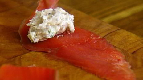 рулетики из семги с творожно-огуречной начинкой