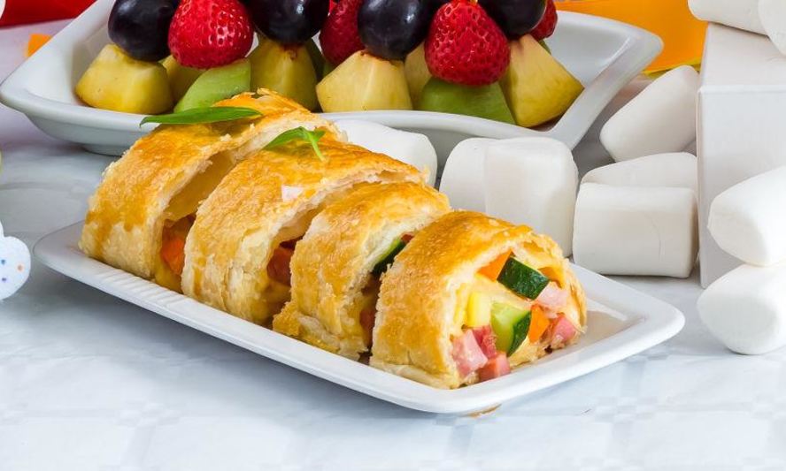 Рецепт рулетиков из слоеного теста с сыром и ветчиной и овощами