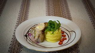 Рулетики из свинины в беконе с сыром дор-блю