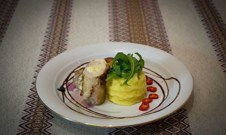 Рецепт рулетиков из свинины в беконе с сыром дор-блю