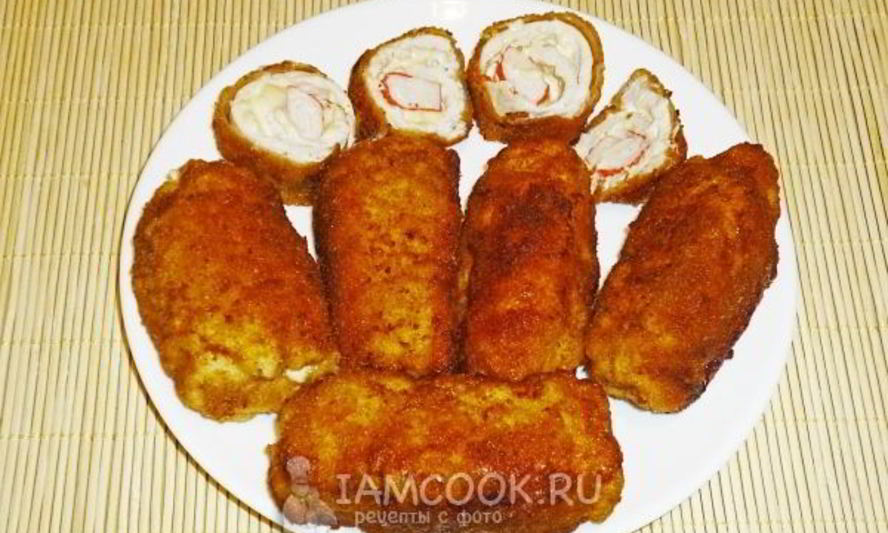 Рецепт рулетиков куриных с крабовыми палочками и сыром