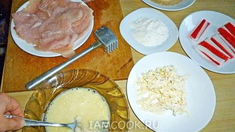 рулетики куриные с крабовыми палочками и сыром