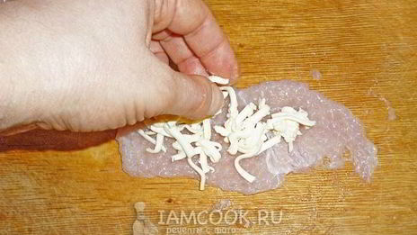 рулетики куриные с крабовыми палочками и сыром