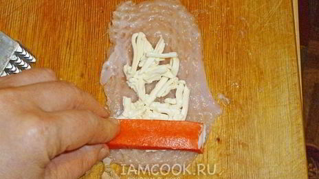 рулетики куриные с крабовыми палочками и сыром
