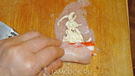 рулетики куриные с крабовыми палочками и сыром