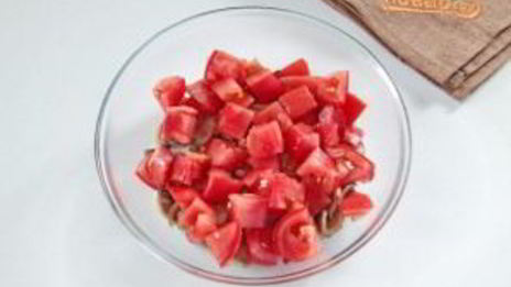 рулетики с томатами и грибами