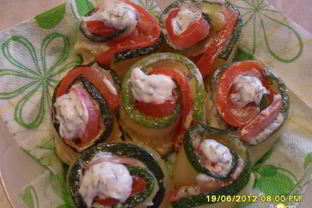 Рулетики с цуккини и помидорами