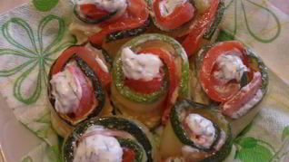 Рулетики с цуккини и помидорами