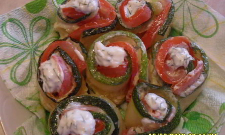 Рецепт рулетиков с цуккини и помидорами
